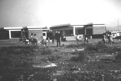 17-11-1964 Καθαρισμός αυλής